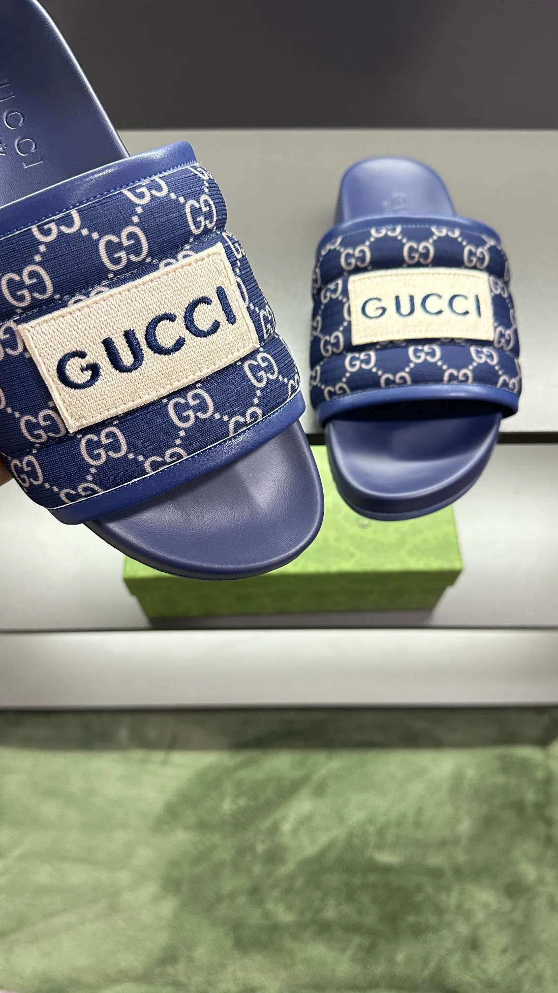 [G Family Couple Style] P: 300💰Female size 36~40 Men's size 39~45, (46. Custom-made Unisex GG slippers This slipper is made of GG polyester fiber and is decorated with a Gucci label on the front, adding a striking logo feel to the style. Beige GG recycled polyester fiber Unisex leather trim "Gucci Made in Italy" embroidered label Rubber sole Flat Made in Italy